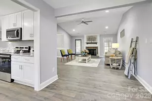 201 Sandymead Rd, Matthews, NC 28105 - Photo 4