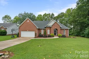 2925 24th St Dr NE, Hickory, NC 28601 - Photo 1