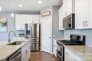 2010 Red Ash Dr, Charlotte, NC 28215 - Photo 8