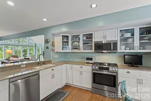 414 Ledgemont Ct, Flat Rock, NC 28731 - Photo 16