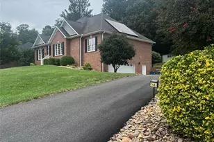 1463 Brookstone Dr, Hickory, NC 28602 - Photo 2