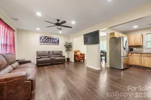 1605 Crandon Dr, Charlotte, NC 28216 - Photo 2