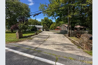 4711 Summit Avenue #4, Greensboro, NC 27405 - Photo 2