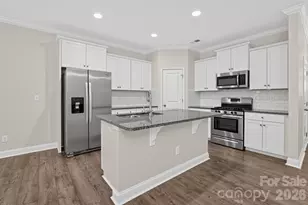 8727 Harris Lake Ln, Charlotte, NC 28269 - Photo 6