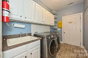 2715 Lakeview Cir, Matthews, NC 28105 - Photo 34