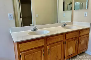 10514 Old Bridge Ln, Charlotte, NC 28269 - Photo 16
