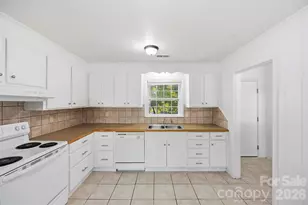 4700 Woodway Pl, Charlotte, NC 28208 - Photo 8