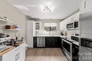 3284 Heathstead Place, Charlotte, NC 28210 - Photo 2