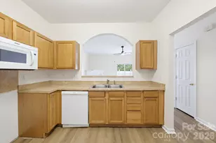2176 Winthrop Chase Dr, Charlotte, NC 28212 - Photo 6