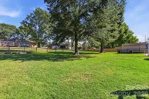 8317 Fallsdale Dr, Charlotte, NC 28214 - Photo 32