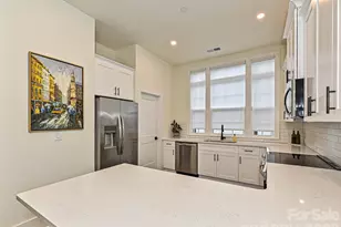 229 Sutton Pk Ln, Charlotte, NC 28211 - Photo 10