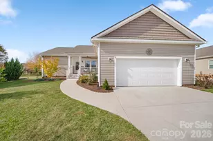 457 Riverwind Dr, Hendersonville, NC 28739 - Photo 2