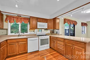 901 Red Oak Dr, Hendersonville, NC 28791 - Photo 18