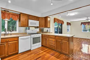901 Red Oak Dr, Hendersonville, NC 28791 - Photo 16