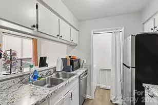 4401 Sharon Chase Dr, Charlotte, NC 28215 - Photo 4