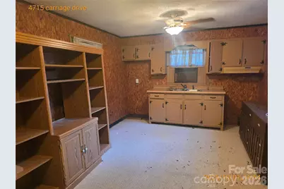 4715 Carriage Drive Circle, Charlotte, NC 28205 - Photo 2