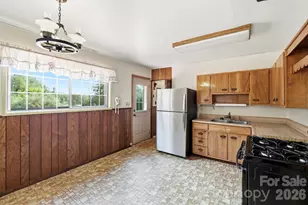 648 Crystal Dr, Hendersonville, NC 28791 - Photo 8