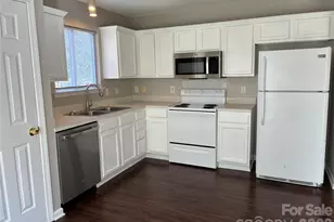 5305 Starflower Dr, Charlotte, NC 28215 - Photo 10