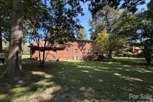 1750 29th Ave Pl NE, Hickory, NC 28601 - Photo 2