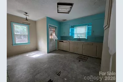 207 W Washington Avenue, Bessemer City, NC 28016 - Photo 6