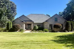 3715 Foxboro Ln NE, Hickory, NC 28601 - Photo 2