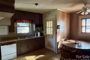 216 W 9th St, Newton, NC 28658 - Photo 12