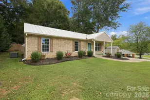 203 Crestview Dr, Thomasville, NC 27360 - Photo 4