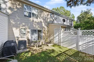 12732 Hennigan Pl Ln, Charlotte, NC 28214 - Photo 2