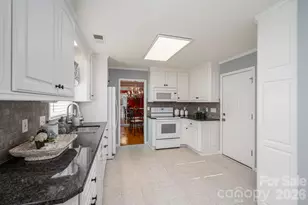 559 Queen Brogan Ct, Gastonia, NC 28054 - Photo 10