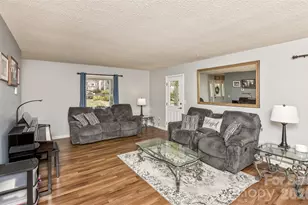 2911 Middleton Pl, Hendersonville, NC 28791 - Photo 2