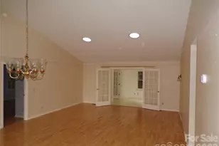 10 Governors Dr, Hendersonville, NC 28791 - Photo 18