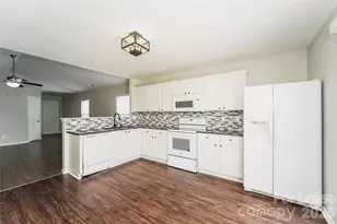 3626 Charterhall Ln, Charlotte, NC 28215 - Photo 6