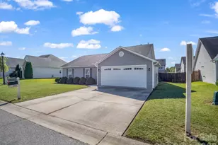 394 W Swift Creek Rd, Fletcher, NC 28732 - Photo 2