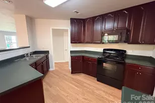8902 Woodland Hills Rd, Charlotte, NC 28269 - Photo 2