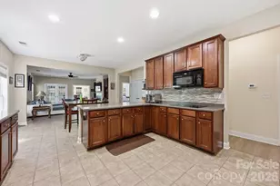 4405 Squirrel Trail Ln, Charlotte, NC 28269 - Photo 4