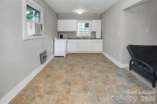 1740 Hawthorne Ln, Charlotte, NC 28205 - Photo 4