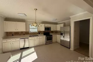 6807 Wandering Creek Dr, Charlotte, NC 28216 - Photo 2