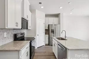 8013 Hidden Springs Dr, Charlotte, NC 28216 - Photo 6
