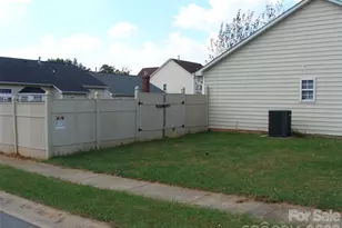 1726 Pamela Lorraine Dr, Charlotte, NC 28213 - Photo 2
