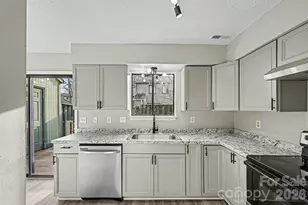 6134 Bent Tree Ct, Charlotte, NC 28212 - Photo 2