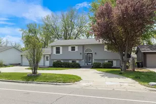 205 Southview Dr, Marshall, MN 56258 - Photo 1