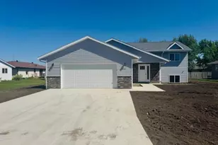 2115 Castlewood Dr, Worthington, MN 56187 - Photo 1