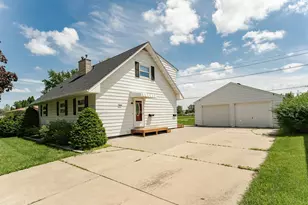 426 6th St NE, Stewartville, MN 55976 - Photo 1