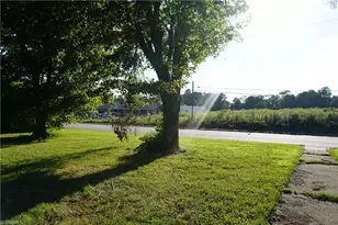 104 E Lee Ave, Yadkinville, NC 27055 - Photo 2