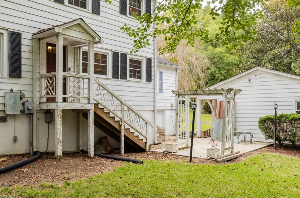 802 Lake Dr, Thomasville NC  27360-2625 exterior