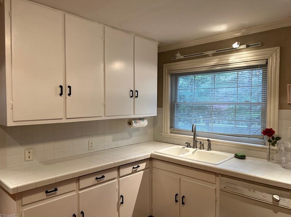 802 Lake Dr, Thomasville NC  27360-2625 exterior