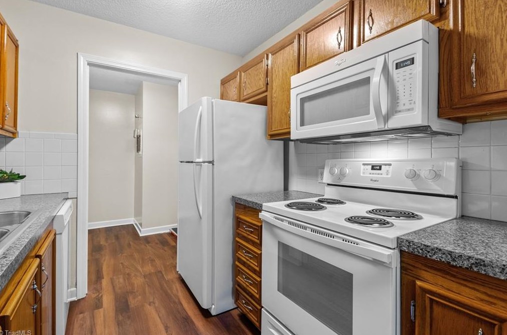 310 Windsor Manor Way #j, Kernersville, NC 27284