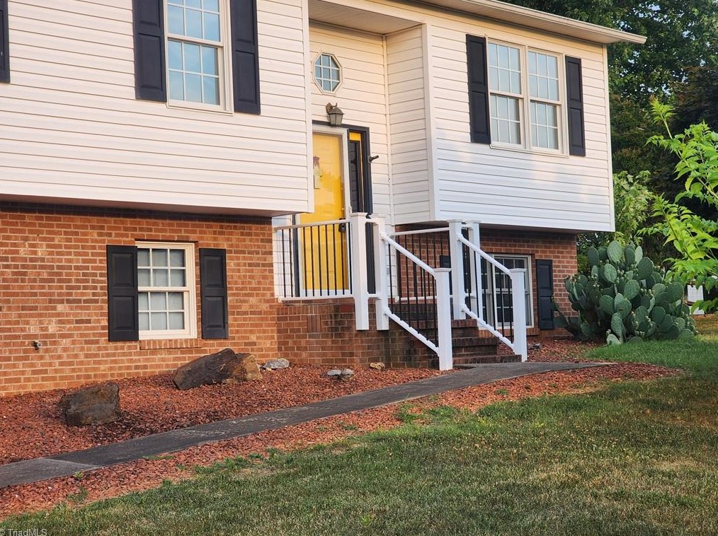 141 Cottonwood Dr, Footsville, NC 27055