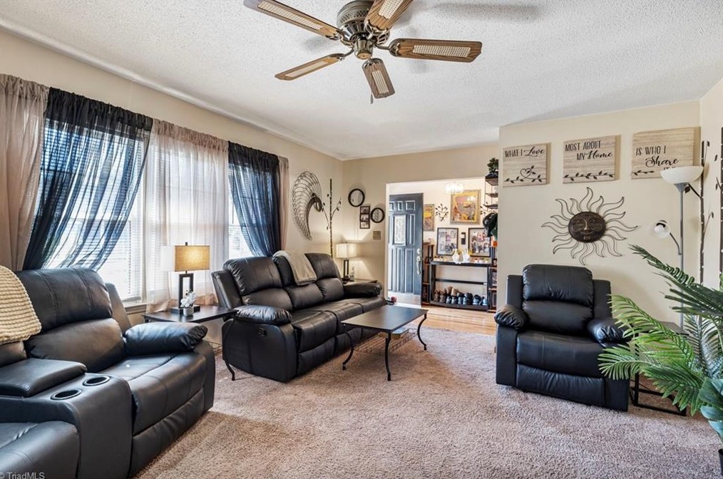 9041 Foxlair Dr, Kernersville NC  27284-9404 exterior