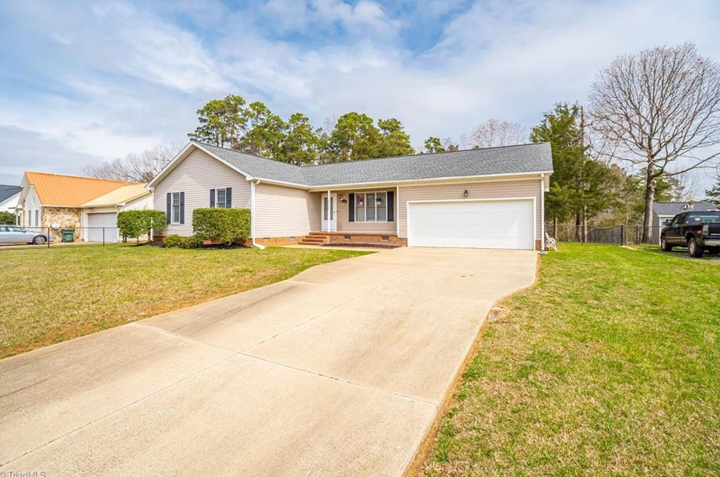 717 Rockwood Dr, Graham, NC 27253-4389